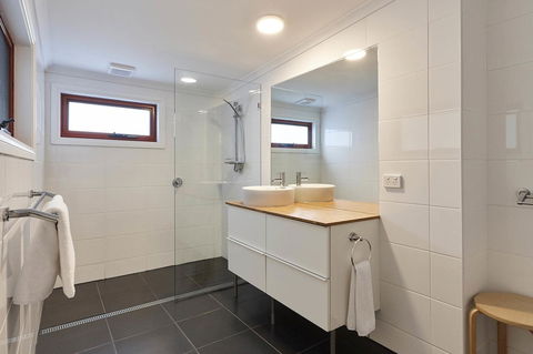 DOLPHIN LOOKOUT COTTAGE - Amazing Views Of The Bay Of Fires - Holiday Cairns 2