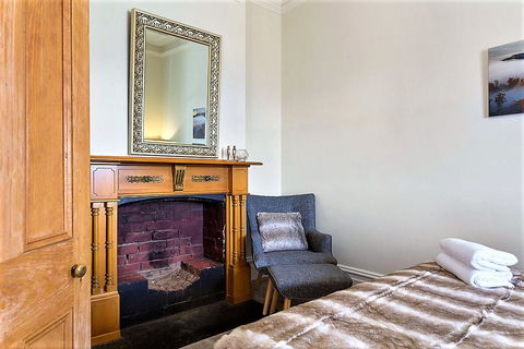 WEST NEST | Classic 3BR Hobart Terrace BEST Location, View, Close To City - Holiday Cairns 10