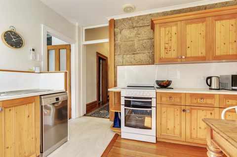 WEST NEST | Classic 3BR Hobart Terrace BEST Location, View, Close To City - Holiday Cairns 5