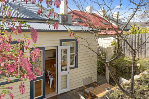 WEST NEST | Classic 3BR Hobart Terrace BEST Location, View, Close To City - Holiday Cairns 19