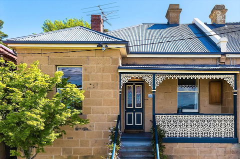 WEST NEST | Classic 3BR Hobart Terrace BEST Location, View, Close To City - Holiday Cairns 0