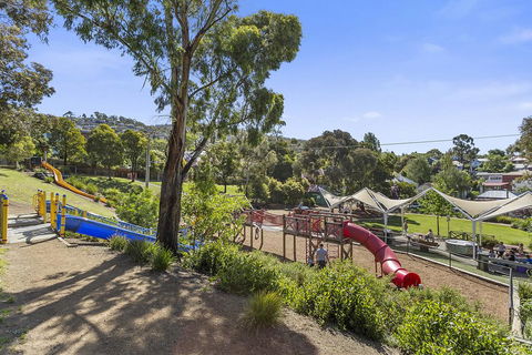 WEST NEST | Classic 3BR Hobart Terrace BEST Location, View, Close To City - Holiday Cairns 29