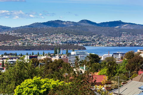 WEST NEST | Classic 3BR Hobart Terrace BEST Location, View, Close To City - Holiday Cairns 1
