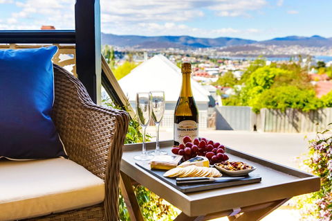 WEST NEST | Classic 3BR Hobart Terrace BEST Location, View, Close To City - Holiday Cairns 27