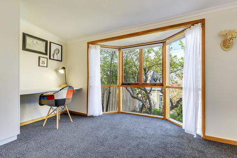 WEST NEST | Classic 3BR Hobart Terrace BEST Location, View, Close To City - Holiday Cairns 14
