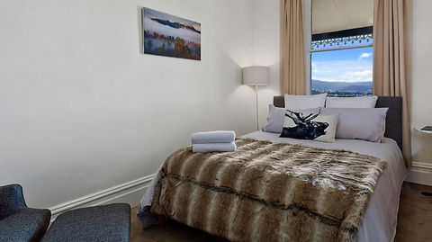 WEST NEST | Classic 3BR Hobart Terrace BEST Location, View, Close To City - Holiday Cairns 9