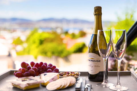 WEST NEST | Classic 3BR Hobart Terrace BEST Location, View, Close To City - Holiday Cairns 28