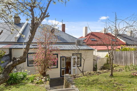WEST NEST | Classic 3BR Hobart Terrace BEST Location, View, Close To City - Holiday Cairns 17