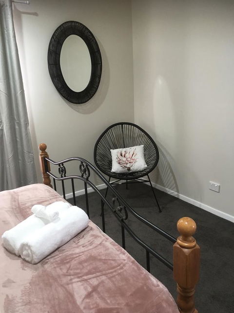 3ree- Spacious & Charming Apartment - Holiday Cairns 5
