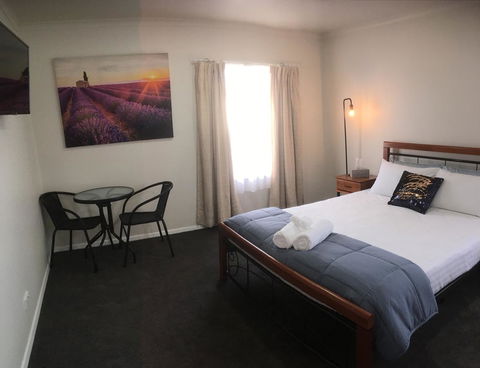3ree- Spacious & Charming Apartment - Holiday Cairns 0