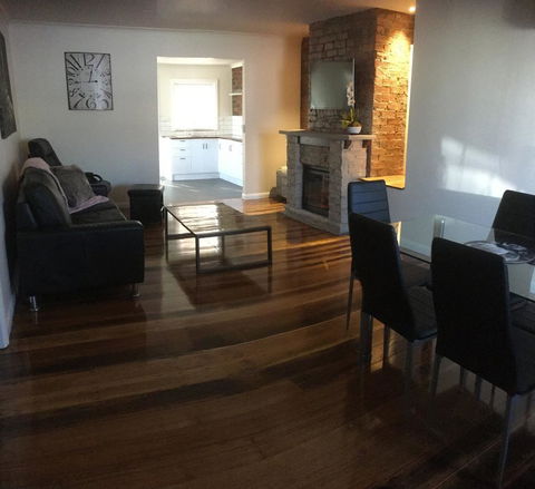 3ree- Spacious & Charming Apartment - Holiday Cairns 11