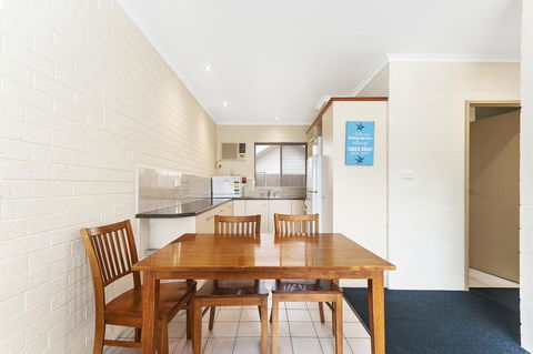 Allambi Holiday Apartments - Holiday Cairns 1