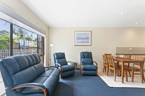 Allambi Holiday Apartments - Holiday Cairns 3