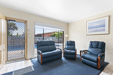 Allambi Holiday Apartments - Holiday Cairns 13