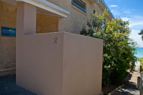 Battery Cove Beach Front Apartment - Holiday Cairns 3