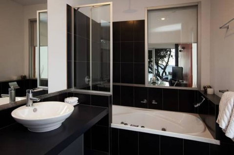 Battery Cove Beach Front Apartment - Holiday Cairns 4