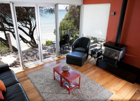 Battery Cove Beach Front Apartment - Holiday Cairns 11