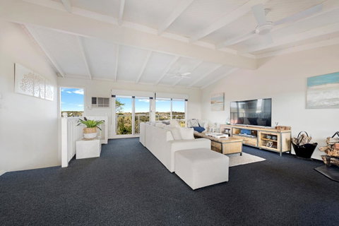 Beachside House - Holiday Cairns 1