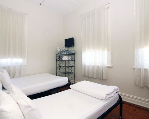 Hotel Claremont Guest House - Holiday Cairns 13