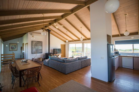 Sunsets On Martyrs Luxury Coastal Beach House Peterborough - Holiday Cairns 3