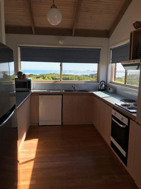 Sunsets On Martyrs Luxury Coastal Beach House Peterborough - Holiday Cairns 9