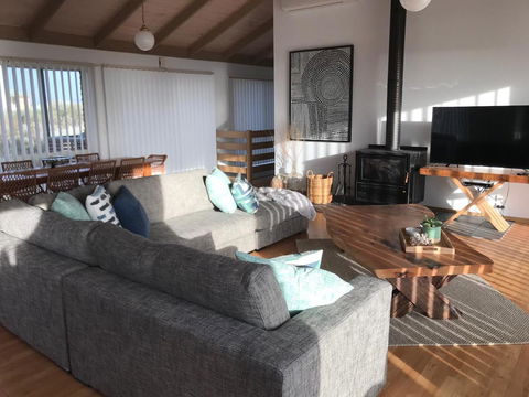 Sunsets On Martyrs Luxury Coastal Beach House Peterborough - Holiday Cairns 10