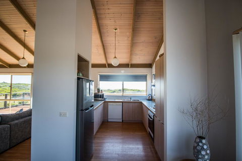 Sunsets On Martyrs Luxury Coastal Beach House Peterborough - Holiday Cairns 4