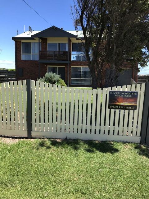 Sunsets On Martyrs Luxury Coastal Beach House Peterborough - Holiday Cairns 20