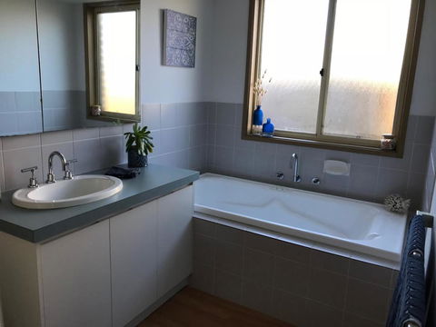 Sunsets On Martyrs Luxury Coastal Beach House Peterborough - Holiday Cairns 17