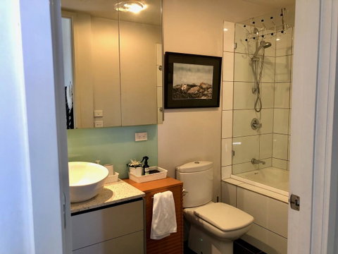 Vibe-Modern 2 Bed Apartment - Holiday Cairns 5