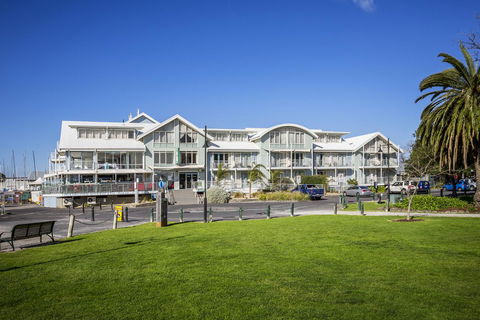 Aligned Corporate Residences Williamstown - Holiday Cairns 3
