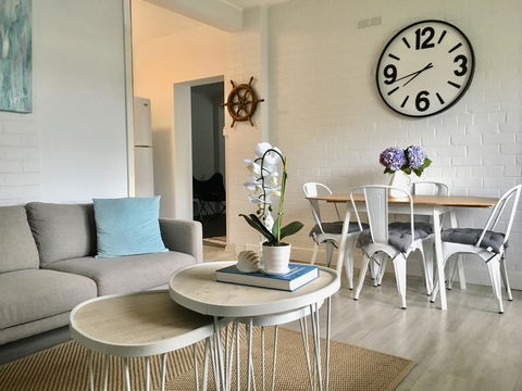 The Wheelhouse - 2BR Waterfront Apt In Town - Holiday Cairns 0