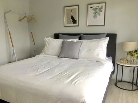 The Wheelhouse - 2BR Waterfront Apt In Town - Holiday Cairns 7