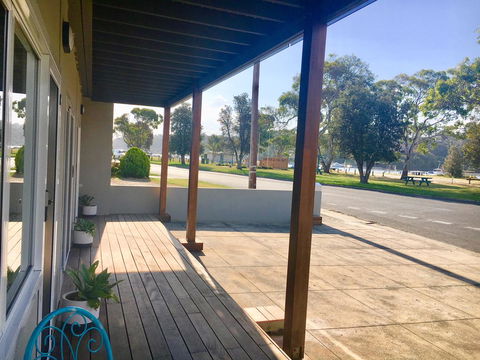 The Wheelhouse - 2BR Waterfront Apt In Town - Holiday Cairns 17