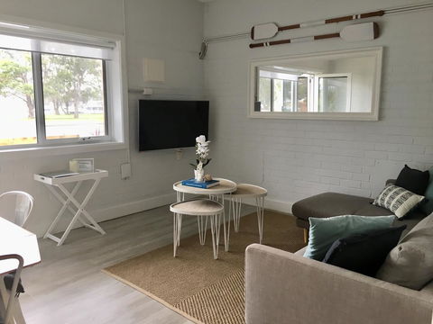 The Wheelhouse - 2BR Waterfront Apt In Town - Holiday Cairns 1