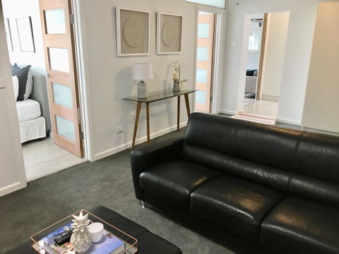 The Wheelhouse - 2BR Waterfront Apt In Town - Holiday Cairns 10
