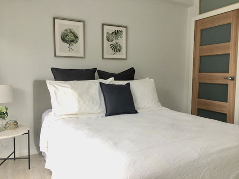 The Wheelhouse - 2BR Waterfront Apt In Town - Holiday Cairns 4