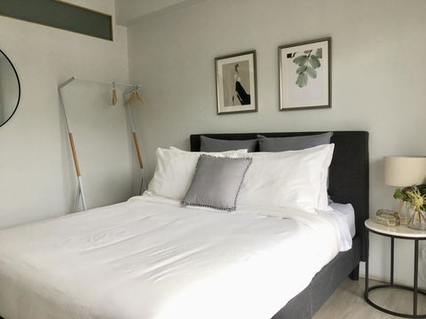 The Wheelhouse - 2BR Waterfront Apt In Town - Holiday Cairns 9