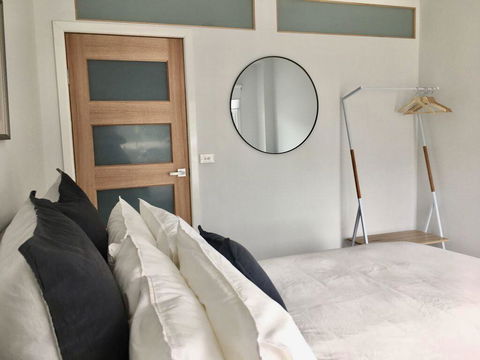 The Wheelhouse - 2BR Waterfront Apt In Town - Holiday Cairns 5