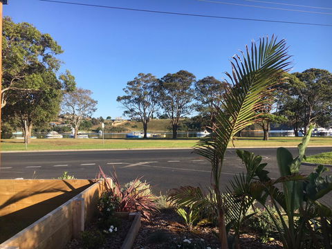 The Wheelhouse - 2BR Waterfront Apt In Town - Holiday Cairns 15