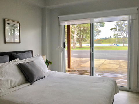 The Wheelhouse - 2BR Waterfront Apt In Town - Holiday Cairns 3