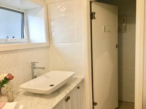 The Wheelhouse - 2BR Waterfront Apt In Town - Holiday Cairns 12