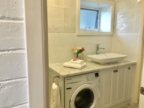 The Wheelhouse - 2BR Waterfront Apt In Town - Holiday Cairns 13