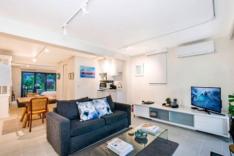 The Waterfront Apartment - Holiday Cairns 7