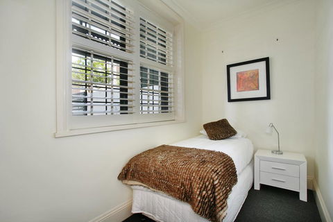 The Courtyard Of St Neot - Art Deco 2BR Potts Point Apartment With Large Courtyard In Stunning Location - Holiday Cairns 2