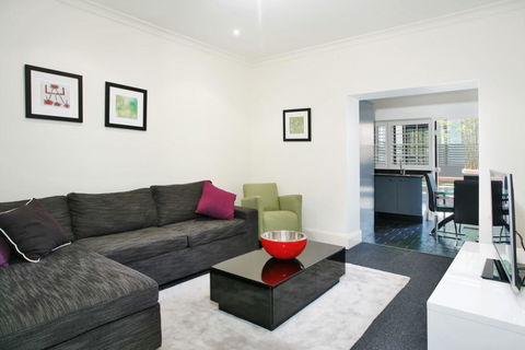 The Courtyard Of St Neot - Art Deco 2BR Potts Point Apartment With Large Courtyard In Stunning Location - Holiday Cairns 0