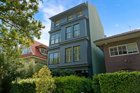The Courtyard Of St Neot - Art Deco 2BR Potts Point Apartment With Large Courtyard In Stunning Location - Holiday Cairns 1