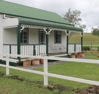 The Dollhouse Cottage - Holiday Cairns