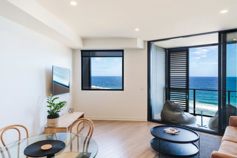 The Edge - Luxurious Waterfront Apartment - Holiday Cairns 0