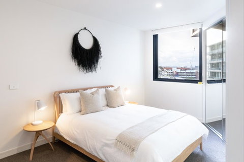 The Edge - Luxurious Waterfront Apartment - Holiday Cairns 3